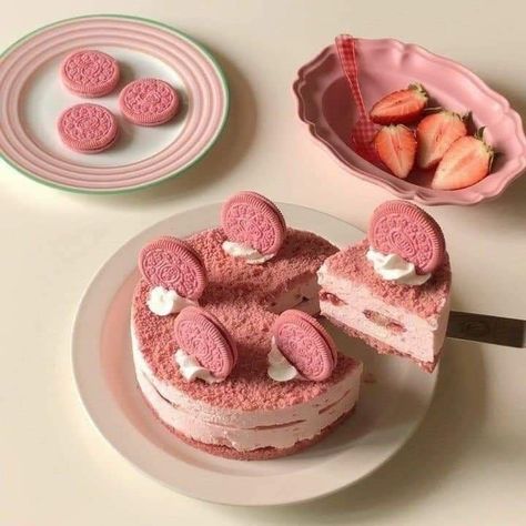 Oreo Torte, Kue Macaroon, Pink Food, Cute Baking, Pretty Dessert, Pink Foods, Think Food, Oreo Cheesecake, Cute Desserts