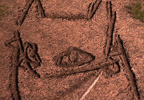 Hiccup's drawing of Toothless. Hiccups Drawing Of Toothless, Httyd Visuals, Toothless Aesthetic, Hiccup Aesthetic, Httyd Icons, Drawing In The Sand, Httyd Aesthetic, Dragon Httyd, Toothless Drawing