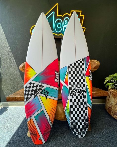 Lost Surfboards Art, Cool Surfboard Designs, Painted Surfboard Ideas, Surf Boards Designs, Surf Board Painting, Beach Baddie, Surf Board Designs, Surfboard Design Ideas, Surf Board Art