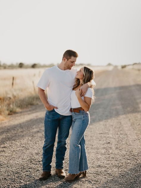 Blue Jean Engagement Photos, Field Photoshoot, Jeans Outfit Men, Couple Pic, Pic Ideas, Couples Photoshoot, Photo Inspo, Engagement Photo, Engagement Pictures