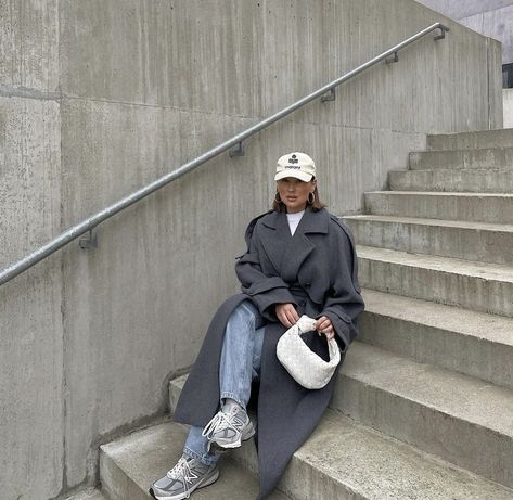 Grey Coat Outfit, Trench Outfit, Ny Outfits, Cold Fashion, Winter Travel Outfit, Mode Zara, Winter Fashion Outfits Casual, Cold Outfits, Grey Coat