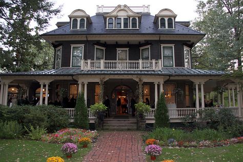 Cute Homey Houses, Victorian Suburban House, 2000s House Exterior, Autumn House Exterior, Vintage Home Exterior, 2000s House, 1890s House, Old House Exterior, 60s House