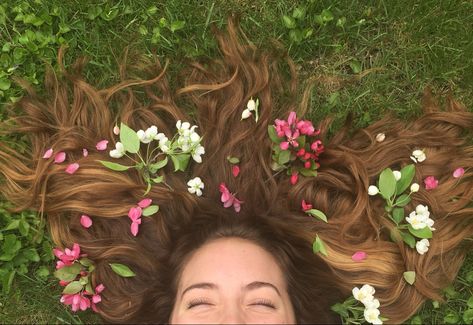 Spring flowers spread across hair, girl laying down. Hair And Flowers Photography, Girl With Flowers In Her Hair, Rainbow Photos, Flower Shoot, Springtime Photos, Fairy Watercolor, Woman Laying, Rainbow Photo, Fire Works