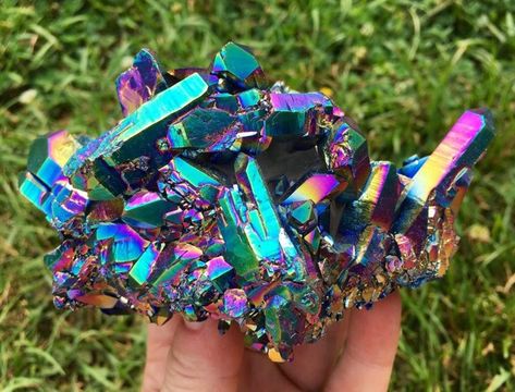 Crystal Artwork, Aqua Aura Crystal, Crystal Seashells, Titanium Aura Quartz, Rainbow Aura Quartz, Aqua Aura Quartz, Aura Quartz Crystal, Blue Geode, Titanium Quartz