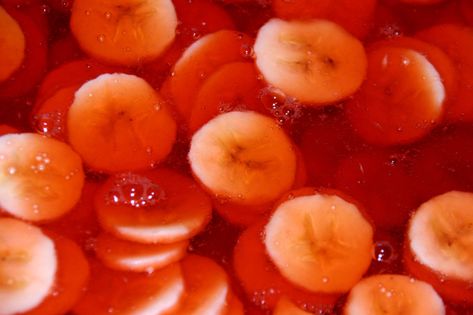 Strawberry Jello With Bananas, Banana Jello, Congealed Salads, Jello With Cool Whip, Jello Deserts, Fluff Recipes, Jello Fruit Salads, Banana Salad, Jello With Fruit