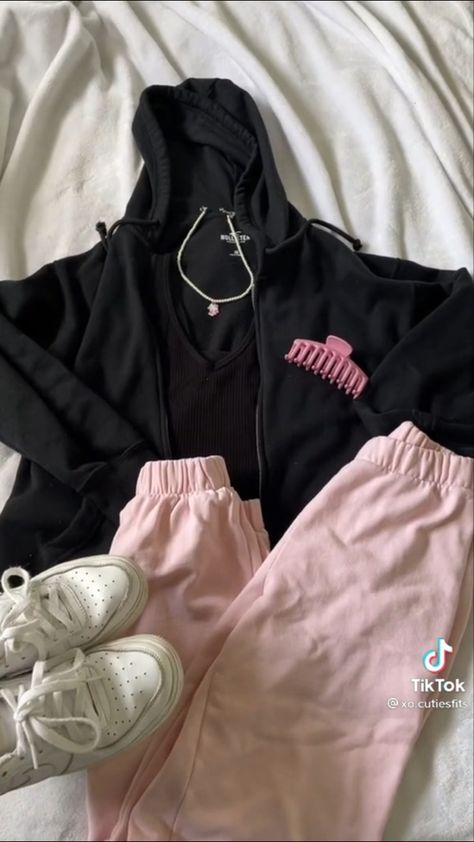 Outfit Black And Pink, Black And Pink Aesthetic, Outfit Sweatpants, Stile Hijab, Mode Zara, Downtown Outfits, School Fit, Trendy Outfits For Teens, Comfy Outfit