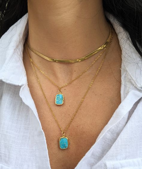 Torquise Jewelry Necklaces, Turquoise Necklace Pendant, Turquoise Stone Necklace, Turquoise Jewelry Outfits, Turquoise Jewelry Aesthetic, Turquoise And Gold Jewelry, Torquise Jewelry, Gold And Turquoise Jewelry, Turquoise Outfit