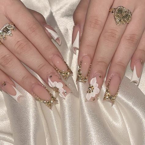 Champagne Nail Ideas, Short Acrylic Nails Gold, White And Gold Glitter Nails, Gold Quince Nails, Nail Inspo Medium Length, Gold Bling Acrylic Nails, Gold Birthday Nails, Gold Nails Prom, Pink Bling Nails