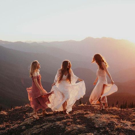 Festival Bride, Women's Circle, Shotting Photo, Wedding Expo, Mountain Bride, Bff Pictures, Wild Woman, Jolie Photo, Friend Photoshoot