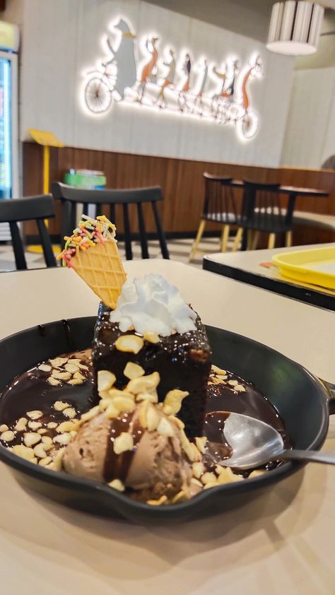 Ice Cream Snapchat, Polar Bear Ice Cream, Brownie Fudge, Bear Ice Cream, A Little Life Book, Food Drink Photography, Creative Profile Picture, Ice Cream Parlor, Snap Food