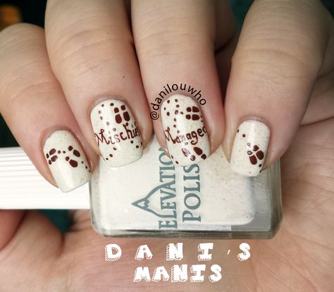 Marauder's map nail art - might be a nice subtle touch to a certain Harry Potter wedding Map Nail Art, Harry Potter Nails Designs, Map Nails, Potter Nails, Harry Potter Nail Art, Harry Potter Nails, Harry Potter Wedding, Marauders Map, Glamour Nails