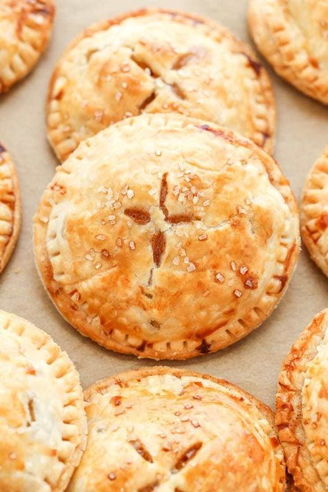 These Apple Hand Pies feature a sweet apple pie filling inside a buttery, flaky pie crust. So easy to make and perfect for fall! Peach Hand Pies, Small Pies, Hand Pie Recipes, Apple Hand Pies, Hand Pie, Mini Apple Pies, Flaky Pie Crust, Apple Pies, Peach Pie