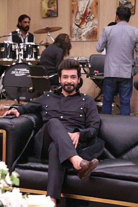 Faisal qureshi Faysal Qureshi, Faisal Qureshi, Long Beard, Pakistani Celebrities, Long Beards, Old Pictures, Talk Show, Actors, Celebrities