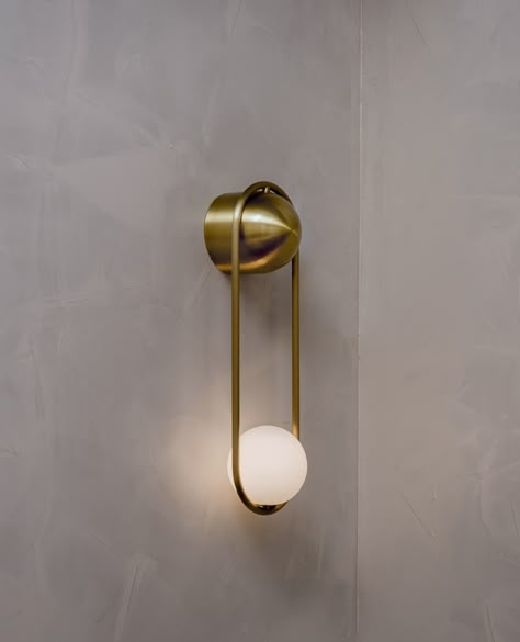 The Mila Sconce by Matthew McCormick Studio. #WallSconce #Sconce #MatthewMcCormick #WallLighting #WallLight #EntryLighting #ModernLighting #Designer #InteriorDesigner #HomeInterior #HomeEntryLighting #BrassLighting #ModernLight #LightFixture #FutureHomeDesign Crystal Chandelier Kitchen, Hallway Wall Lights, Tiffany Style Table Lamps, Chandelier Art, Kitchen Island Chandelier, Recessed Wall Lights, Flushmount Ceiling Lights, Modern Lighting Design, Effortless Beauty