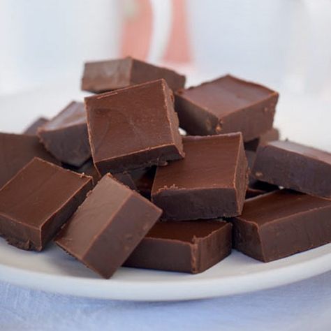 Fudge Aesthetic, Dark Chocolate Fudge Recipe, Fudge Ingredients, Chocolate Peanut Butter Fudge, Dark Chocolate Fudge, Fudge Recipes Chocolate, Fudge Recipes Easy, Caramel Fudge, Butter Fudge