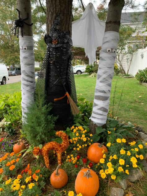 Halloween Palm Tree Decor, Halloween Decor For Outdoor Trees, Halloween Trees Ideas Outdoor, Halloween Tree Decorations Outdoor, Halloween Comics, Outdoor Tree Decorations, Halloween Forest, Easy Outdoor Halloween Decorations, Outside Halloween Decorations