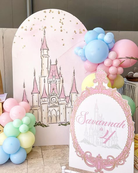 Princess Party Backdrop Ideas, Aesthetic Princess Party, Princess Backdrop Ideas, Princess Props, Cinderella Decorations, Disney Princess Theme Birthday Party, Sleeping Beauty Birthday Party, Princess Frame, Baby Shower Princess Theme