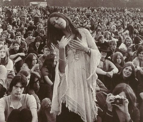 HLK Woodstock Fashion, Uk Icon, Mundo Hippie, Woodstock Hippies, 60s Hippie, Woodstock 1969, Hippie Lifestyle, Woodstock Festival, Hippie Aesthetic