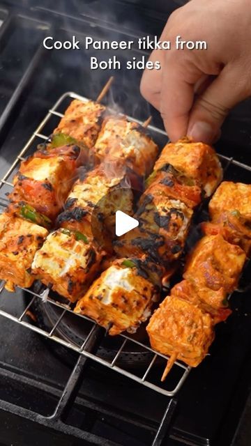 Spoons of Dilli on Instagram: "•STREET STYLE TANDOORI PANEER TIKKA RECIPE•😍 Love that Masaledaar Chatpata Street Style Paneer Tikka? Now, make that same taste at your home with some easy peasy steps! This is the BEST Paneer Tikka Recipe for sure🤤  Ingredients used are- Cooked Mustard Oil- 3 Tbsp Kashmiri red chilli powder- 3 Tsp Roasted Besan- 2 Tbsp Hung curd- 1/2 Cup Ginger garlic paste- 3 Tbsp Ajwain- 1 Tbsp Cumin powder- 1/2 Tsp Garam Masala- 1 Tsp Chaat Masala- 1 Tsp Black salt- 1/2 Tsp Green chillies and fresh coriander- 1 Tbsp each Salt to taste Veggies- Onion, capsicum and tomato Paneer cubes  Pro Tip- If you are also using wooden satay sticks for cooking the paneer tikka just like us, make sure to dip them in water for just 10-20 seconds! This will ensure that they will not get Paneer Satay Recipe, Tandoori Paneer Tikka Recipe, Dry Paneer Recipes, Panner Tikka Snap, How To Make Paneer At Home, Recipe With Paneer, Panir Tikka Masala, Paneer Recipes Snacks, Paneer Tandoori