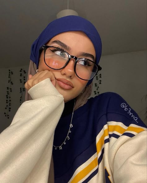 Hijab Style Summer, Cute Couple Outfits Swag, Cybersigilism Tattoo, Simple Hijab Tutorial, Ootd Poses, Girly Style Outfits, Hijabi Fits, Stile Hijab, Stylish Hijab