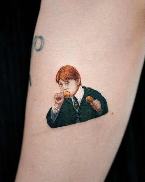 Ron Weasley Tattoo, Live Tattoo, Hp Tattoo, Korean Tattoos, Harry Potter Ron, Harry Potter Tattoos, Harry Potter Tattoo, Time Tattoos, Ron Weasley