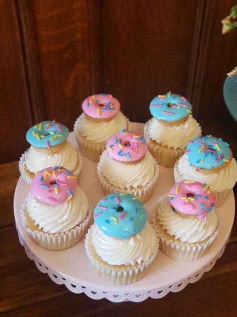 Donut Party Cupcakes, Two Sweet Theme Cupcakes, Donut Cupcakes Birthday, Donut Theme Cupcakes, Donut Themed Cupcakes, Donut Treats Ideas, Donut Birthday Party Cupcakes, Donut Cupcakes Ideas, Sweet One Cupcakes