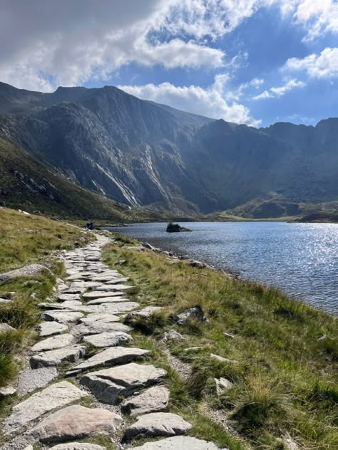 #travel #snowdonia #mountains #hike #hiking #hikingadventures #summer #uk #placestovisit #placestotravel #uktravel Snowdonia Aesthetic, European Hikes, Scotland Hikes, Uk Hikes, Uk Mountains, Snowdonia Mountain, Uk Walks, Mountain Hiking Aesthetic, Hiking Uk