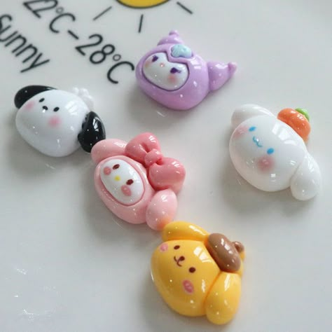 Sanrio Polymer Clay Charms, Cinnamon Roll Clay Sanrio, Sanrio Air Dry Clay, Clay Charms Sanrio, Hello Kitty Air Dry Clay, Jovi Air Dry Clay Ideas, Kawaii Air Dry Clay Ideas, Sanrio Clay Charms, Polymer Clay Sanrio