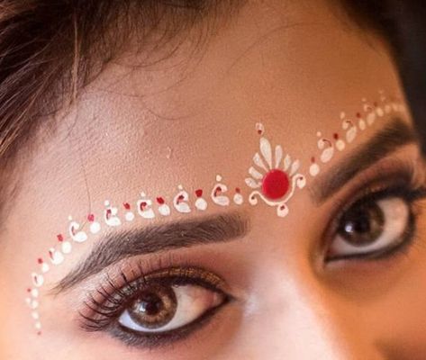 Bengali Bridal Chandan Art, Radha Kumkum Design, Bengali Chandan Art, Kolka Design Bridal Simple, Bengali Bride Chandan Design, Bengali Look Makeup, Gopi Tilak Design, Bengali Bridal Kalka Design, Gopi Dots Makeup