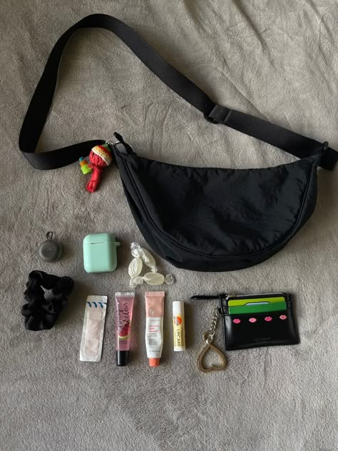 Bag Essentials Everyday, Crossbody Bag Aesthetic, Sling Bag Outfit, Bag Must Haves, What's In My Backpack, Everyday Bag Essentials, Everyday Carry Bag, What's In My Purse, Accessories Essentials