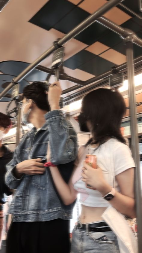 Cute Couple Pics On Bus, Thirdwheeling Couple Aesthetic, Sharing Earphones Couple Aesthetic, Train Love Couple, Train Couple Aesthetic, On Train Aesthetic, Metro Couple, Couple On Train, Train Couple