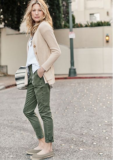 How To Style Olive Green Joggers, Green Kacki Pants Outfit, Fall Green Pants Outfit, Olive Pants Outfit Spring, Green Jeans Outfit Fall, Olive Green Cropped Pants Outfit, Olive Green Pants Outfit Spring, Olive Khaki Pants Outfit, Moss Green Pants Outfit