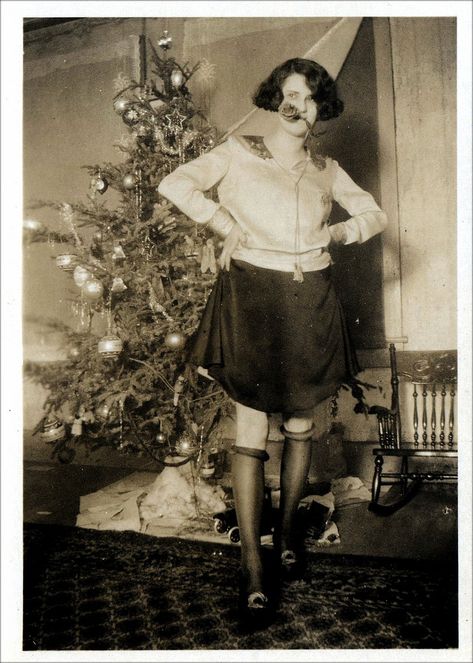 Christmas Pictures Vintage, Christmas Photograph, Glamorous Christmas, Vintage Christmas Photos, Ghost Of Christmas Past, Retro Photos, Vintage Christmas Images, Vintage Tree, Old Christmas