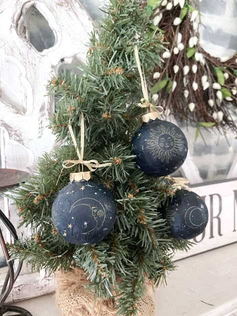 Constellation Christmas Tree, Astrology Christmas Tree, Starry Christmas Tree, Navy And Copper Christmas Tree, Starry Night Christmas Decorations, Starry Night Christmas Tree, Celestial Christmas Decor, Dark Blue Christmas Aesthetic, Navy And Gold Christmas Decor