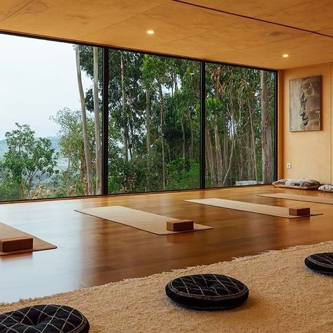 Yoga Room Aesthetic, Aesthetic Yoga Studio, Home Yoga Room Ideas, Yoga Retreat Aesthetic, Yoga Architecture, Yoga Studio Aesthetic, Meditation Space Architecture, Yoga Building, Yoga Home Studio