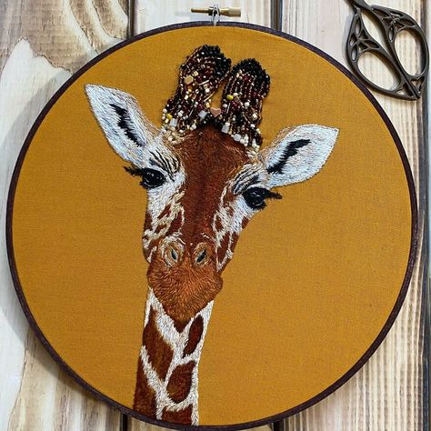 Amanda Barnes, Giraffe Embroidery, Embroidered Giraffe, Embroidery Animals, Animals Embroidery, Giraffe Pattern, Animal Embroidery Designs, Embroidery Hand, Animal Embroidery