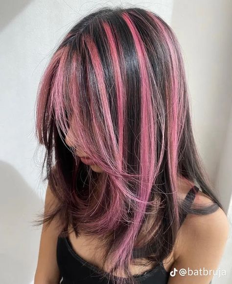 Hair Color Ideas Strands, Dark Pink Streaks In Black Hair, Black Hair With Pastel Pink Highlights, Light Brown Hair With Pink Skunk Stripe, Cute Hairstyles Dyed Hair, Pink Hair Color Ideas For Brunettes Straight Hair, Skunk Peekaboo Hair, Black Hair With Pink And Purple Streaks, Skunk Streak Hair Pink