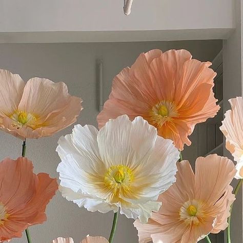 Crepe Paper Lamp, Crepe Paper Poppy, Giant Flowers Wedding, Paper Poppies, Giant Paper Flower, Wedding Decor Style, Giant Flowers, Giant Paper Flowers, Paper Flower Tutorial