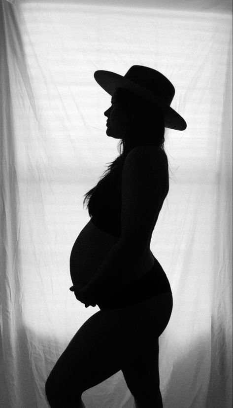 Diy Silouette Maternity, Pregnant Diy Photoshoot, Maternity Photography Mom Only Indoor, Diy Home Maternity Pictures, Cute Easy Maternity Photos, Silouette Photography Maternity Diy, Silohette Pregnancy Photos, Indoor Diy Maternity Photoshoot, Maternity Pictures With Iphone