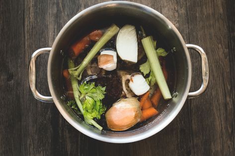 Zero waste broth using scraps Making Bone Broth, Chicken Stock Recipe, Homemade Chicken Stock, Cooking Pumpkin, Bone Broth Recipe, Beef Bone Broth, Veggie Stock, Beef Bones, Broth Recipes