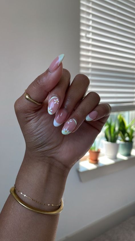 There's a new beauty trend taking over Instagram and it's absolutely stunning. Say hello to "quartz nails". Jamaica Nails, Europe Nails, Gel Powder Nails, Cruise Nails, Quartz Nails, Beachy Nails, Dream Ideas, Tropical Nails, Spring Acrylic Nails