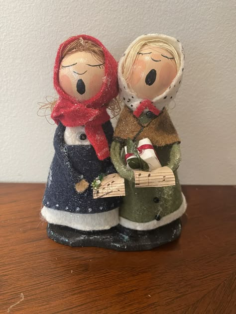 Carol Singers Craft, Christmas Carolers, Carolers Christmas, Dolly Pegs Christmas, Peg Doll Carolers, Clothes Pin Christmas Ornaments Clothespin Dolls, Antique Christmas Carolers Byers Choice, Clothespin Crafts Christmas, Diy Felt Christmas Ornaments