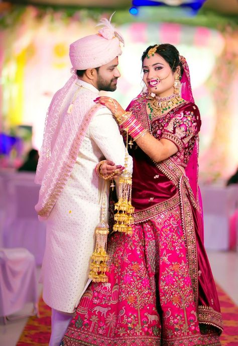 Hindu Wedding Photos, Marriage Poses, Wedding Photography India, Indian Wedding Pictures, Haldi Ceremony Outfit, Indian Bride Poses, Indian Bride Photography Poses, Indian Wedding Poses, Wedding Outfits For Groom