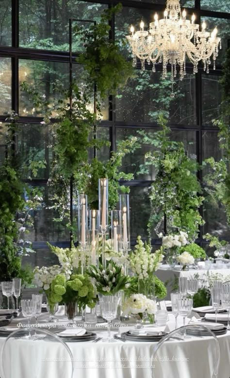 Courtyard Wedding Decorations, Wedding Innovations, Green Flower Decoration, Green White Wedding, Jasmine Wedding, Courtyard Wedding, Garden Theme Wedding, Wedding Reception Flowers, Luxury Wedding Decor