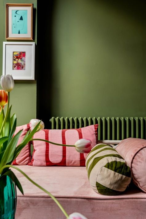 Home tour: Louise McCabe | 91 Magazine Green Lounge, Colorful Home Decor, Colourful Living Room, Colorful Home, Living Room Green, Home Decorating Ideas, Green Interiors, Green Rooms, Green Decor