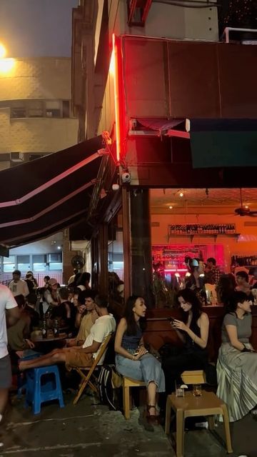 New York Locals on Instagram: "LES happy hour hopping🍻

✨ Le Dive (@ledivenyc)
✨Bar Valentina (@barvalentinanyc)
✨Kiki’s (@kikis__ny)
✨Time Again Bar (@timeagainbar)

🎥 @soniamalll 
#newyorklocals" Happy Hour, Diving, New York, Bar, On Instagram, Instagram