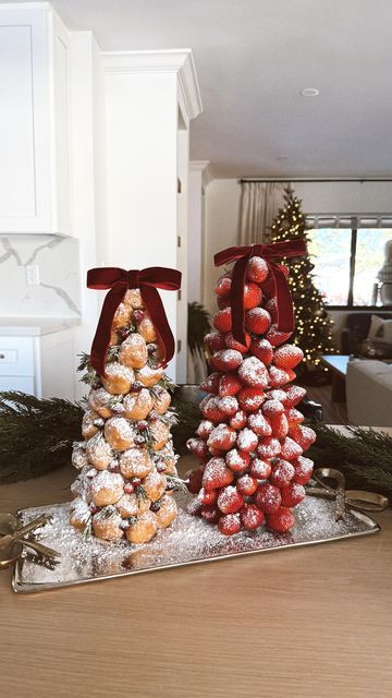 Donut Hole Christmas Tree, Christmas Tree Breakfast, Sugar Cranberries, Donut Tree, Donut Christmas Tree, Holiday Themed Desserts, Strawberry Christmas, Christmas Hosting, Christmas Food Crafts