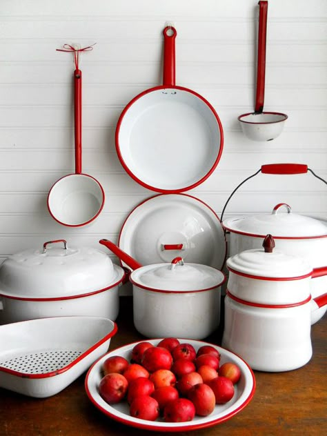 Red And White Enamelware, Vibeke Design, Enamel Ware, Casa Country, Red Cottage, Vintage Kitchens, Regal Design, Casa Vintage, Vintage Enamelware