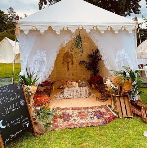 Massage Booth Ideas, Boho Gazebo, Festival Tent Ideas, Henna Booth, Cozy Tent, Market Tent, Stall Decorations, Market Stall Display, Boho Tent