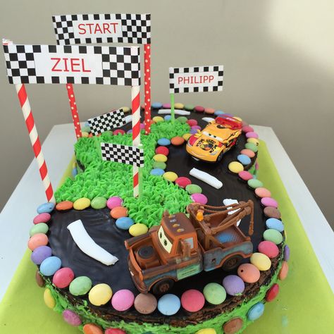 Im letzten Jahr stand der kleine Philipp (Sohn meines damaligen Chefs) noch voll auf Eisenbahnen und bekam von mir diesen zuckersüßen Geburtstags-Zug zum 2. Geburtstag. Ein Jahr später fährt der kl… Cars Torte, Watermelon Pie, Hot Wheels Party, Filling Lunch, Watermelon Rind, Cars Party, Mc Queen, Car Cake, Watermelon Recipes